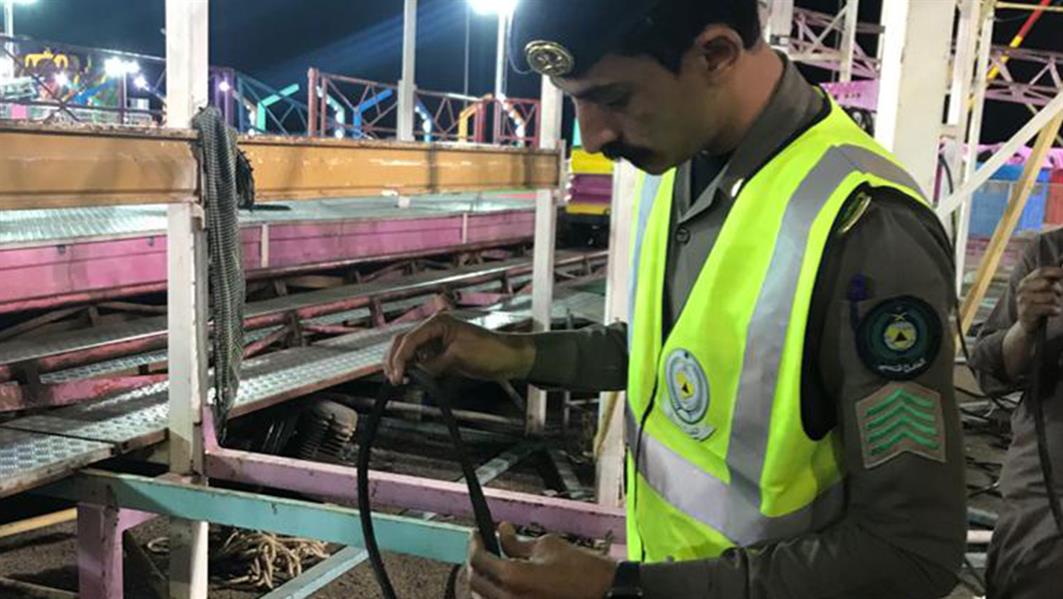 احتجاز متنزهين في إحدى ألعاب مهرجان جازان الشتوي احتجاز متنزهين في إحدى ألعاب مهرجان جازان الشتوي