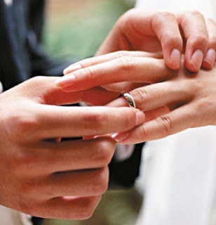 جواب على سؤال ماهو الشيء الذي يربط شخصين لكنه يلمس شخص واحد فقط