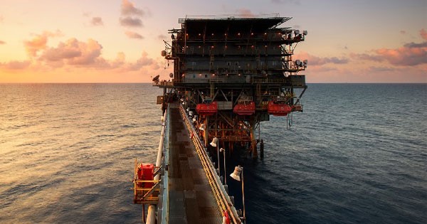 تبدأ رحلة معظم الصادرات النفطية من شرق الوطن العربى عن طريق