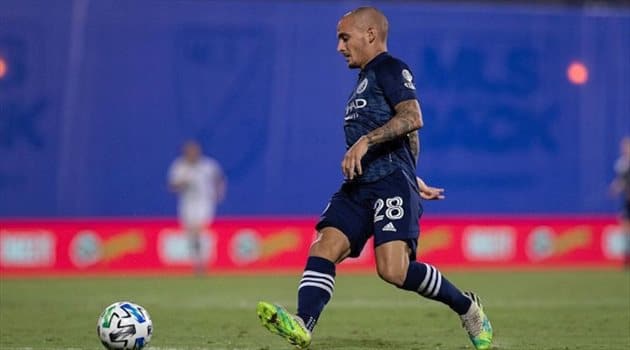 أول تعليق من ميتريتا بعد إعلان انضمامه للأهلي السعودي