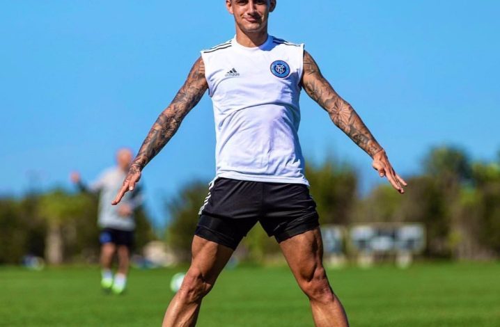 أهلي جدة يعلن موعد وصول لاعبه الجديد مارتيتا