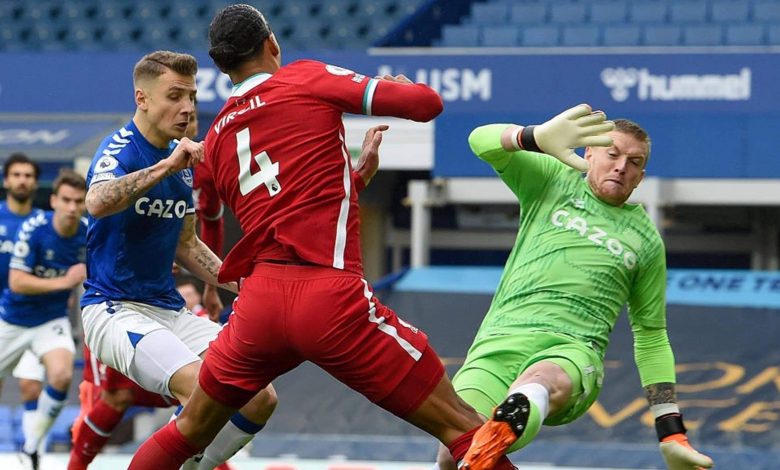 أليسون يهاجم بيكفورد بعد تسببه في إصابة فان دايك