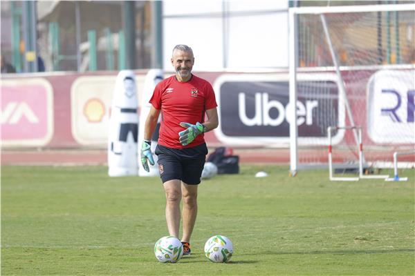 الأهلي يمدد عقد مدرب الحراس