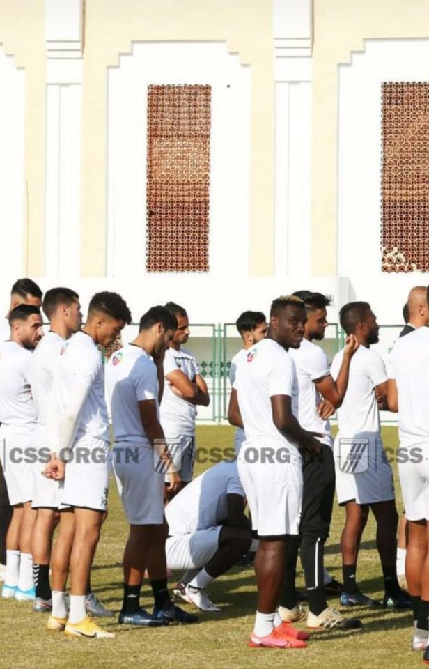 ربما تحتوي الصورة على: 2 أشخاص ، أشخاص يقفون و في الهواء الطلق