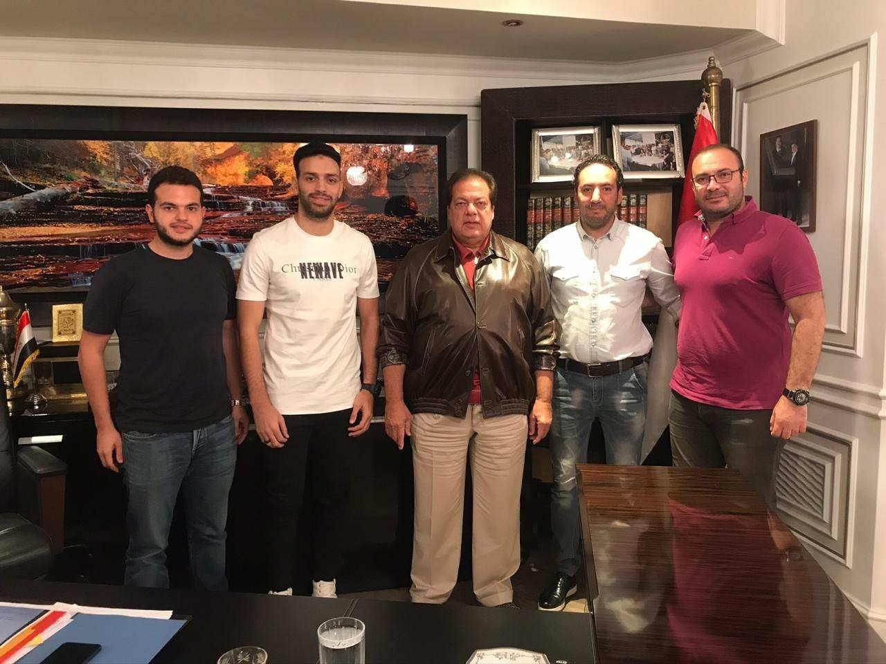 ربما تحتوي الصورة على: 5 أشخاص ، أشخاص واقفون ، داخلي