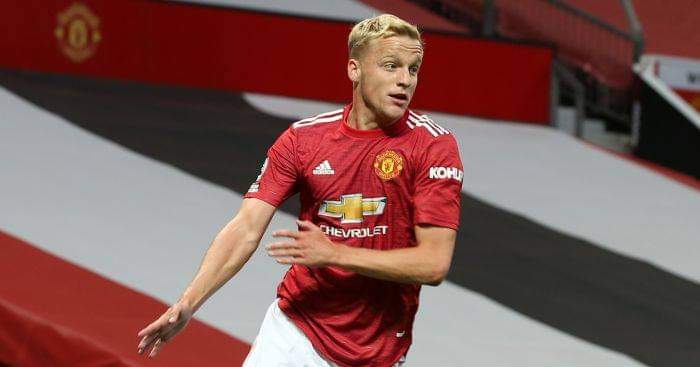 مدرب هولندا يُعلق على وضع فان دي بيك في مانشستر يونايتد