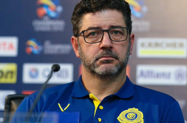 إدارة النصر فاجأت روي فيتوريا ، على الرغم من الأداء الضعيف. فاجأت إدارة الفوز روي فيتوريا رغم الأداء الضعيف.