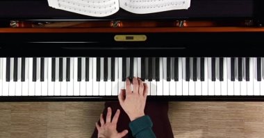 استرخ ، واعزف على البيانو واستمتع بفوائده الصحية - اليوم السابع