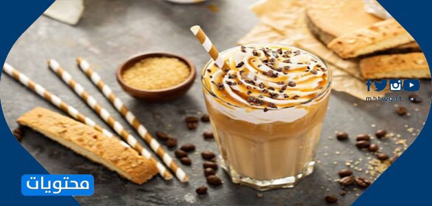 مشروب قهوة دافئ بالكراميل
