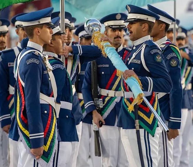 الملك فيصل يرتدي الكلية الجوية