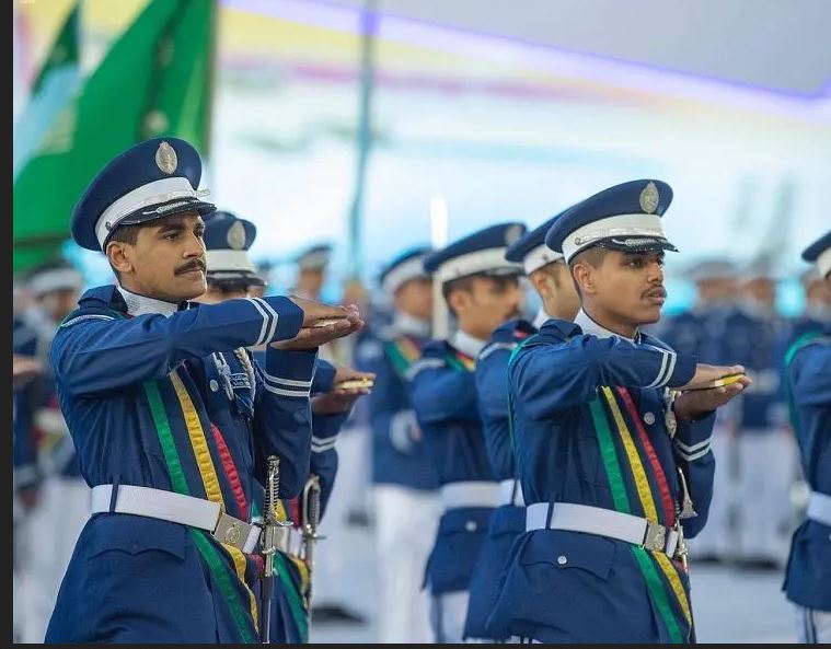 الملك فيصل يرتدي الكلية الجوية