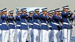 الملك فيصل يرتدي الكلية الجوية