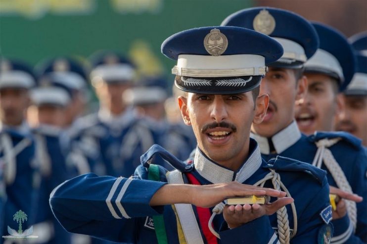 الملك فيصل يرتدي الكلية الجوية