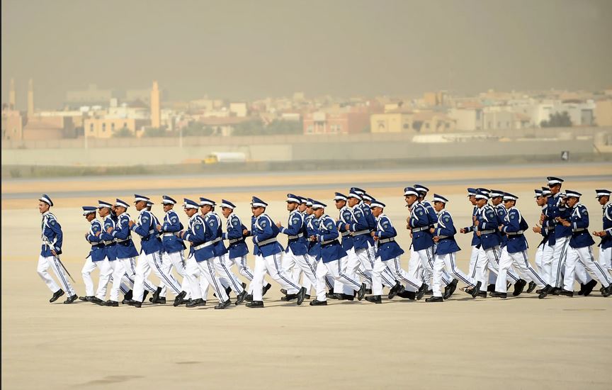 الملك فيصل يرتدي الكلية الجوية