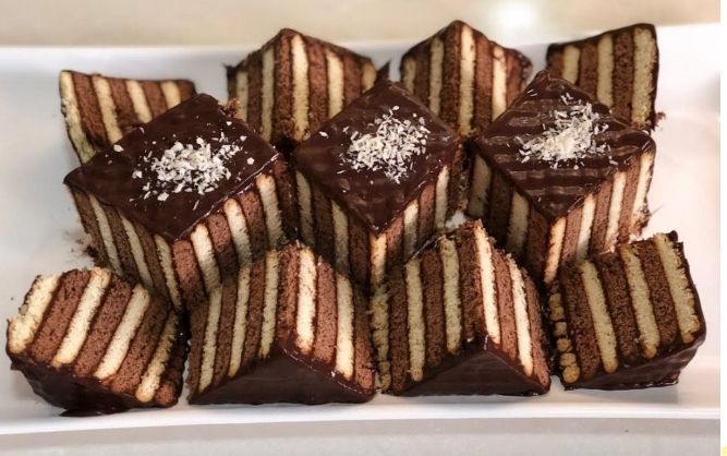 ليس لديك بيض ودقيق ... دعنا نتحدث عن البراونيز الناعمة والرقيقة بدون فرن رخيص للغاية ومذاق رائع.