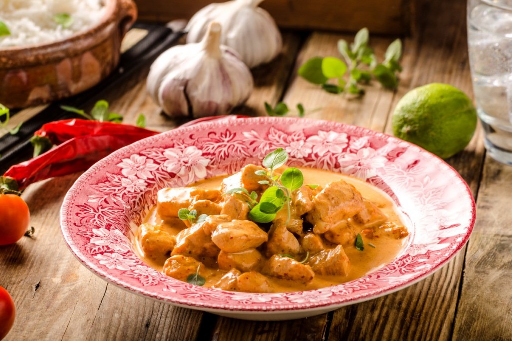 مكونات الدجاج مع عجينة الكاري والزعتر