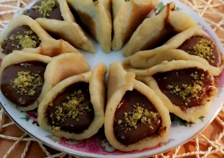 مكونات لصنع القطايف محشوة بالشوكولاتة والمكسرات