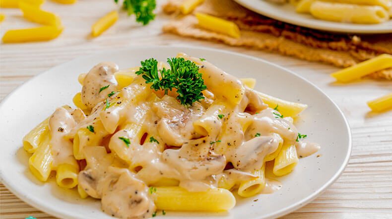 إنها جاهزة في 10 دقائق ... ممارسة المعكرونة بالصلصة البيضاء طعم جديد